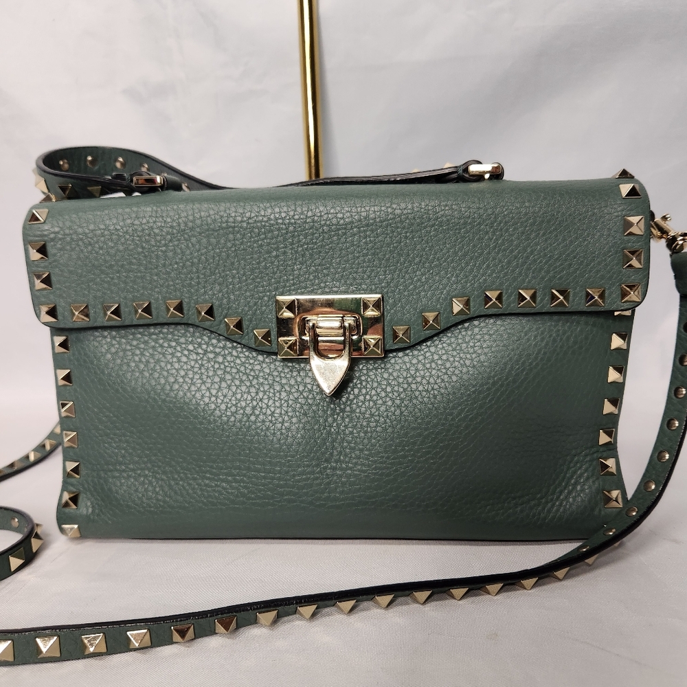 VALENTINO GARAVANI
Rockstud textured-leather shoulder bag